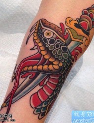 最好的纹身馆推荐一款手臂彩色蛇匕首纹身图案