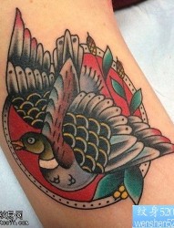 一款手臂彩色燕子纹身图案