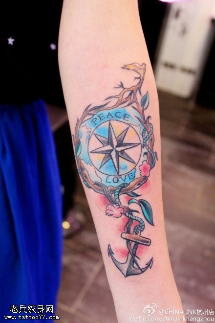 点击大图看下一张：女性手臂彩色指南针船锚纹身图案