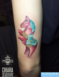 一款手臂彩色马纹身图案