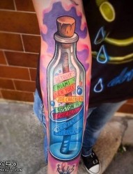 一款手臂彩色漂流瓶纹身图案