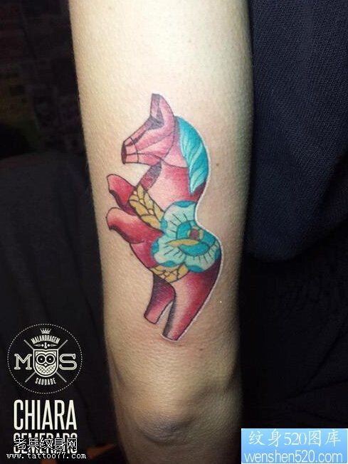 点击大图看下一张：一款手臂彩色马纹身图案