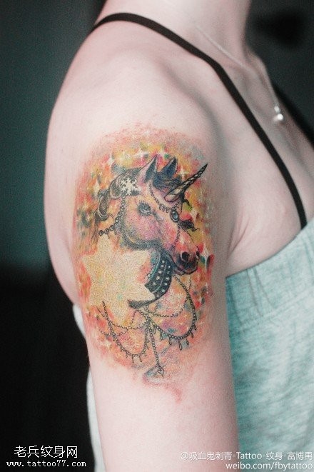 点击大图看下一张：女性手臂彩色独角兽纹身图案