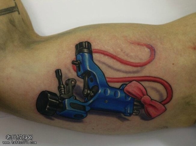 点击大图看下一张：手臂彩色纹身机纹身图片