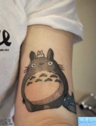 手臂卡通龙猫纹身图案