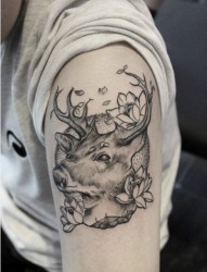 一款手臂黑灰羚羊纹身图案