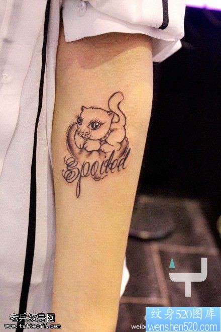 点击大图看下一张：手臂猫咪字母纹身图案