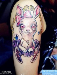 手臂彩色卡通兔子纹身图案