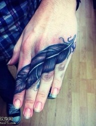 手被一根唯美充满个性的羽毛纹身图片