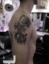 一款手臂黑灰玫瑰花纹身图案