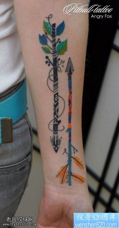 点击大图看下一张：手臂彩色箭头纹身图案