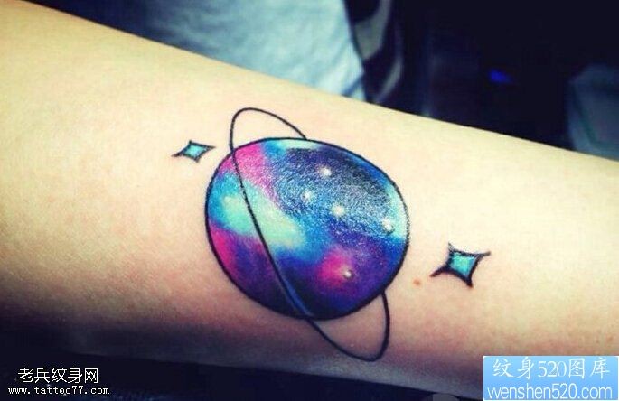 点击大图看下一张:手臂彩色星空纹身图案