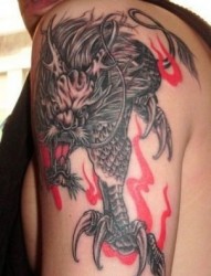 臂膀上的黑色神兽麒麟纹身图案