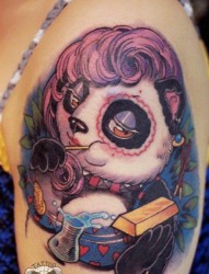 女性手臂彩色大熊猫纹身图案