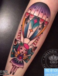 手臂彩色蝴蝶热气球纹身图案