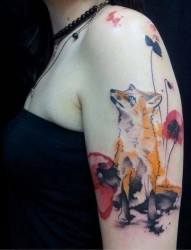 女性手臂彩色狐狸纹身图案