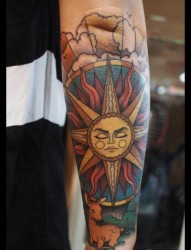手臂彩色太阳纹身图案