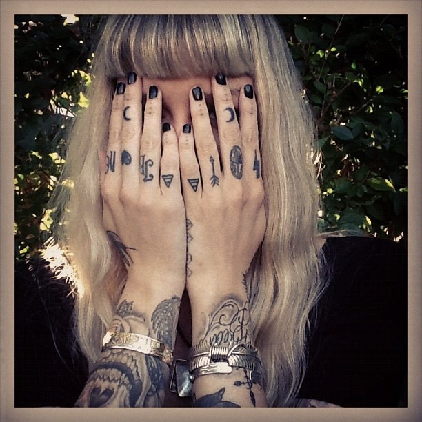 点击大图看下一张：女性手指和手臂上的个性纹身