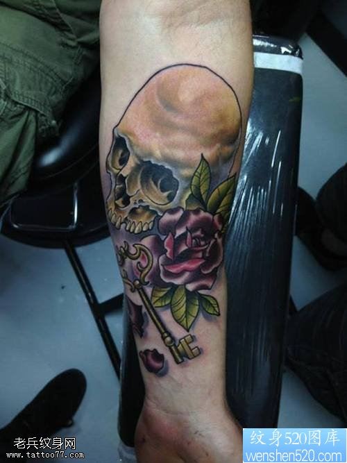 点击大图看下一张：手臂骷髅玫瑰花钥匙纹身图案