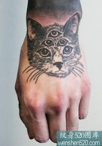 点击大图看下一张：手背多眼猫刺青纹身