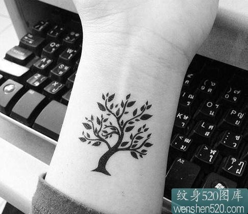 点击大图看下一张：女性手腕树纹身图案