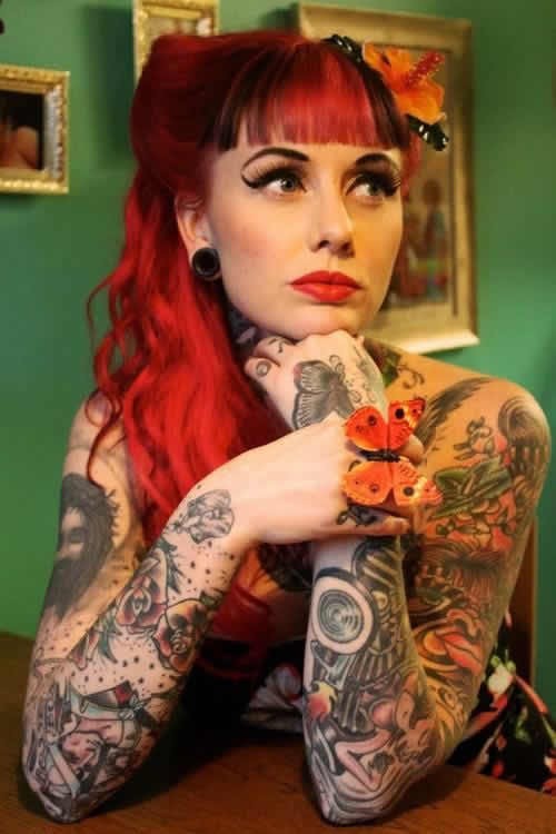 点击大图看下一张：手臂纹身：少女手臂上的花朵纹身