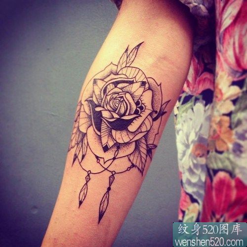 点击大图看下一张：手臂上的玫瑰之真爱誓言纹身图5