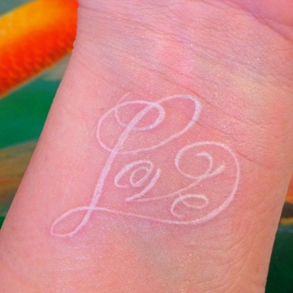 点击大图看下一张：手臂上优雅的鸽子血字母纹身图3