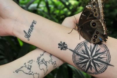 点击大图看下一张：一款漂亮的指南针手臂纹身图案