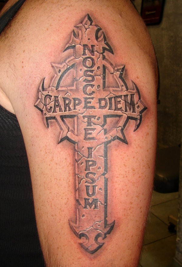 点击大图看下一张：手臂上一款十字架和英文字母的组合纹身
