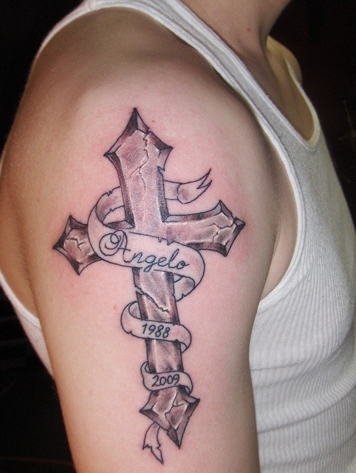 点击大图看下一张：手臂上一款十字架和英文字母的组合纹身图2
