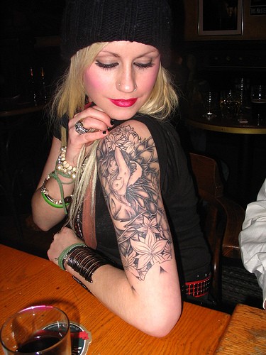 点击大图看下一张：女性手臂淡墨色的花朵纹身图4