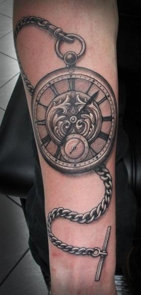 点击大图看下一张：手臂上一款非常逼真的怀表纹身