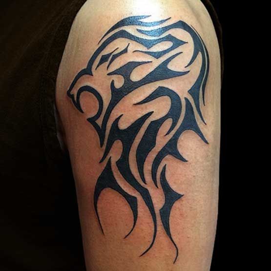 点击大图看下一张：大臂上帅气的狮子图腾纹身