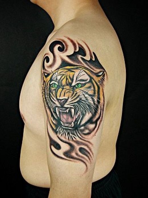 点击大图看下一张：大臂上一款帅气的下山虎纹身