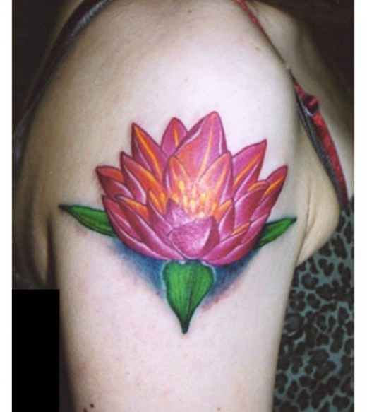 点击大图看下一张：手臂上好看的莲花纹身