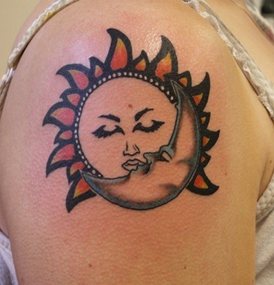 点击大图看下一张：大臂上的太阳图腾纹身