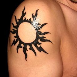 点击大图看下一张：大臂上的太阳图腾纹身图2