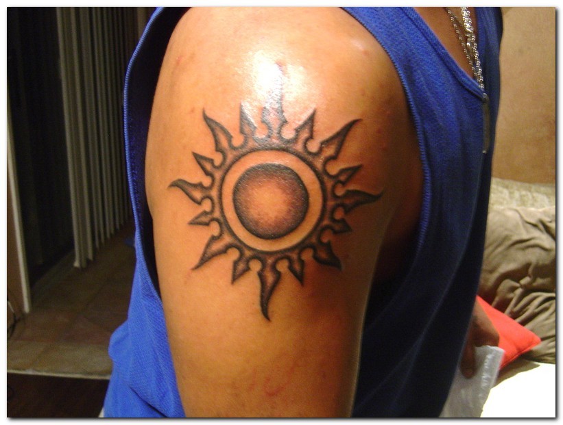 点击大图看下一张：大臂上的太阳图腾纹身图4