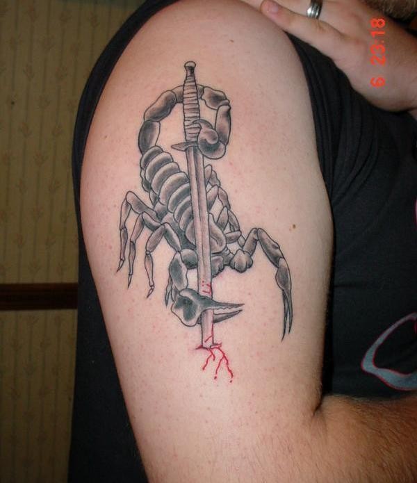 点击大图看下一张：时尚帅气的蝎子纹身