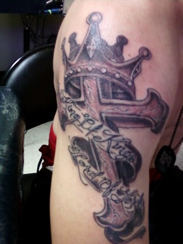 点击大图看下一张：手臂帅气的十字架皇冠纹身