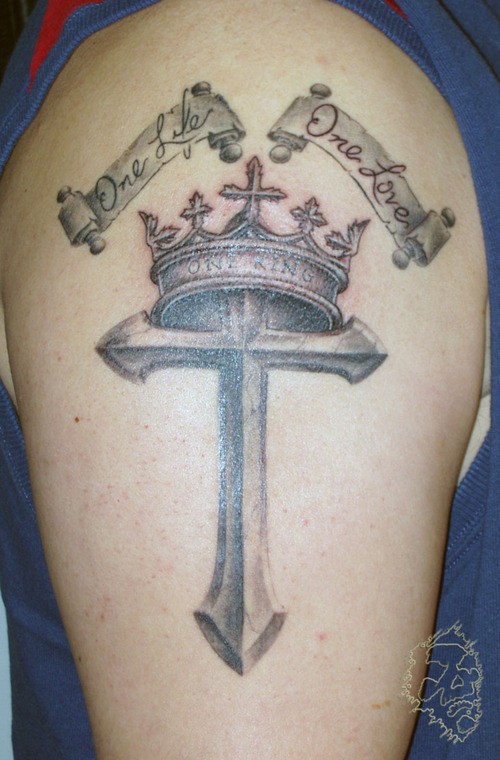 点击大图看下一张：手臂帅气的十字架皇冠纹身图4