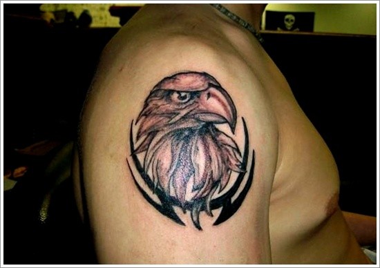 点击大图看下一张：大臂上非常帅气的老鹰纹身