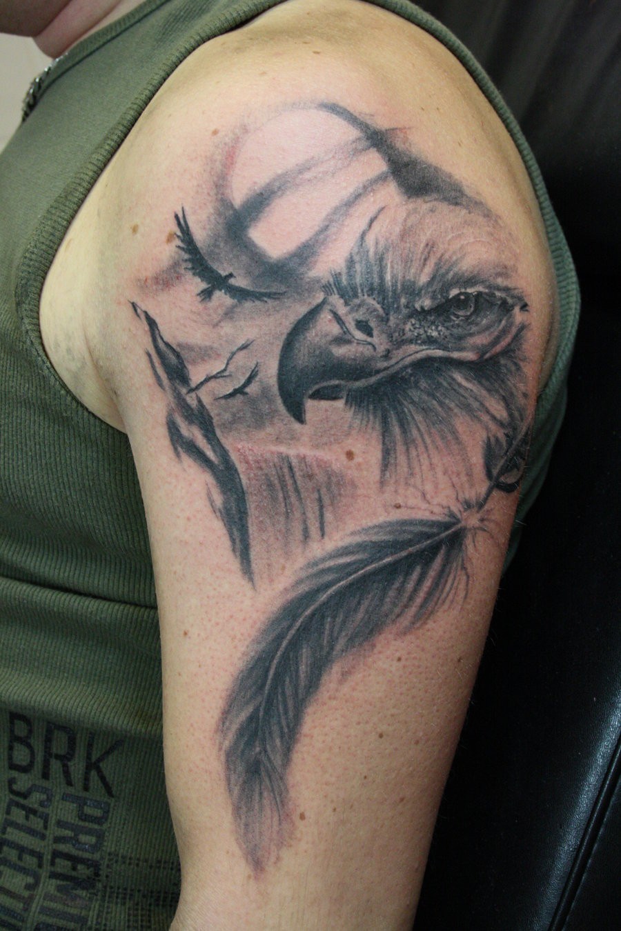 点击大图看下一张：大臂上非常帅气的老鹰纹身图2