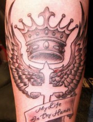 手臂上好看的十字架皇冠纹身