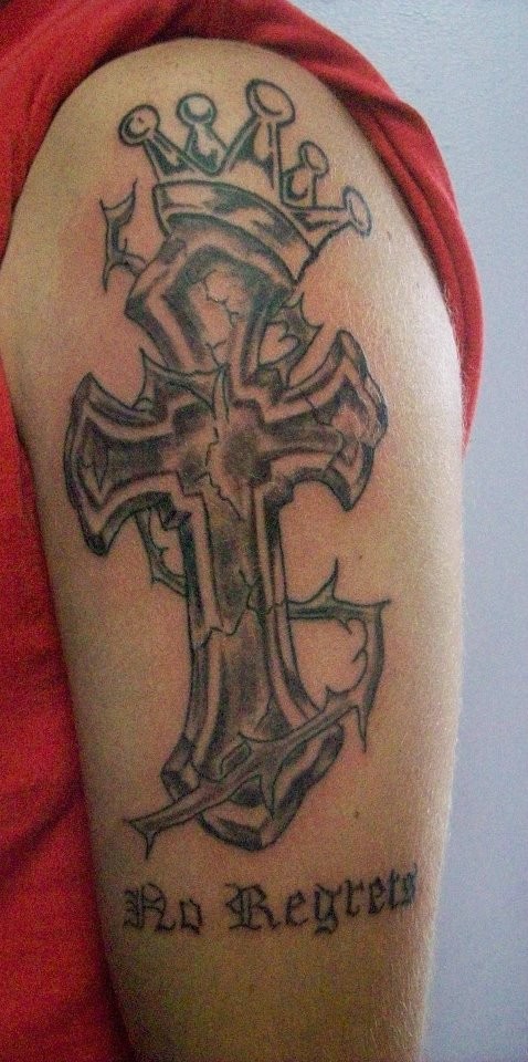 点击大图看下一张：手臂上好看的十字架皇冠纹身