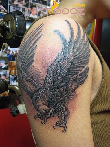 点击大图看下一张：男士手臂上非常大气的老鹰纹身