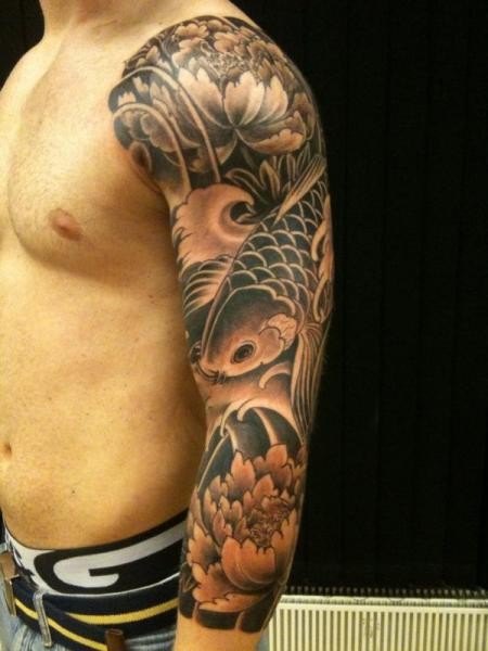 点击大图看下一张：经典大气的鲤鱼花臂纹身图2