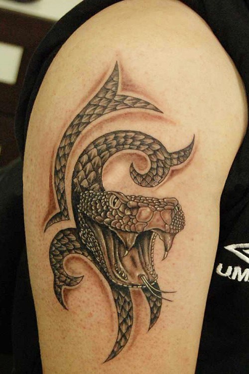 点击大图看下一张：手臂上一款帅气的蛇纹身