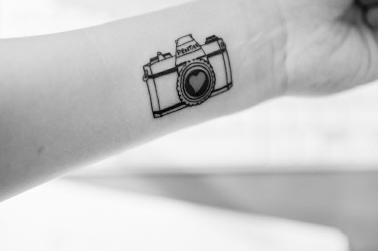 点击大图看下一张：女生手臂小小的相机纹身图3